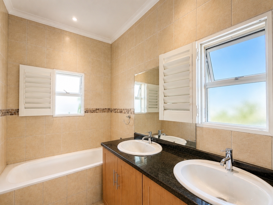 3 Bedroom Property for Sale in Kingswood Golf Estate Western Cape